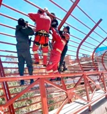 Rescatan a un menor que se quería tomar selfie en puente