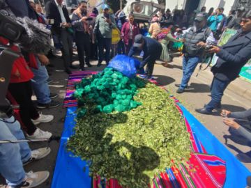 Comerciantes llegan a la plaza central para recordar el Día Nacional del Acullico en Potosí 