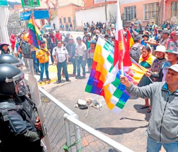 CONFLICTO. Los manifestantes llegaron cerca del TCP casi al medio día.