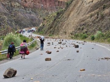 Policía desbloquea la carretera Potosí – La Puerta