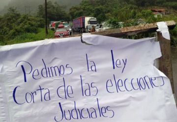 Segundo día de bloqueo de afines a Evo Morales se mantiene en varias rutas