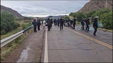 El camino Potosí - Sucre esta expedito, la Policía despejó el bloqueo sin usar gases lacrimogenos