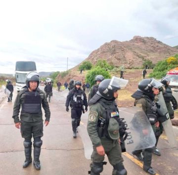 El contingente policial despejó la carretera Potosí - Sucre.
