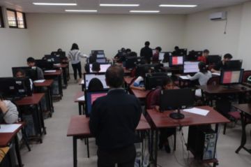 Sucre: Sorprenden a joven que difundía en redes sociales las preguntas del examen de admisión a la universidad