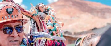 Los cooperativistas participan de las fraternidades a los pies del Cerro Rico de Potosí.