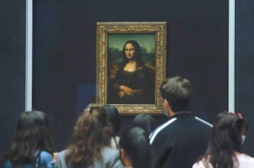 Dos activistas climáticas echan pintura sobre el cristal de ‘la Gioconda’