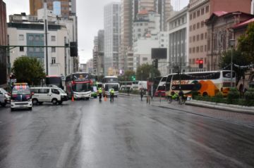 Choferes en La Paz cortan el tráfico vehicular, demandan levantar los bloqueos de ‘evistas’
