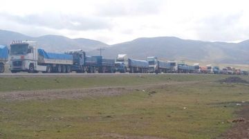 Transportistas piden que el Ejército desbloquee la carretera Potosí-Oruro