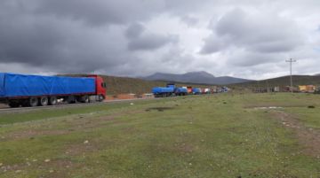 Reportan que más de cien vehículos están varados por bloqueo en Cruce Ventilla
