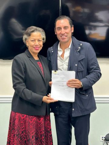 Felipe MacLean junto a una autoridad de Bahamas.