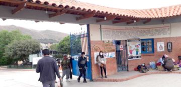 Volver a usar el barbijo no es fácil, evidencian en público que va al hospital