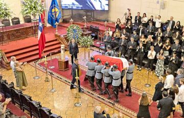 Chilenos despiden a Piñera y alistan funeral de Estado