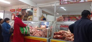 Desde muy temprano se formaron filas en las carnicerías pero también en los lugares donde se vende la qoa e incluso en los comercios de expendio de adornos para las viviendas.