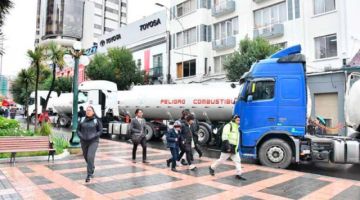Policía arresta a 15 choferes tras bloqueo de cisternas en ciudad de La Paz
