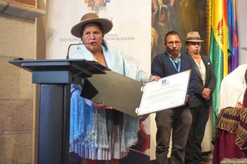 La ministrra de Culturas, Sabina Orellana, muestra la certificación.