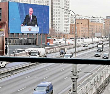 MOSCÚ. En una pantalla se transmite el discurso anual del presidente ruso Vladimir Putin.