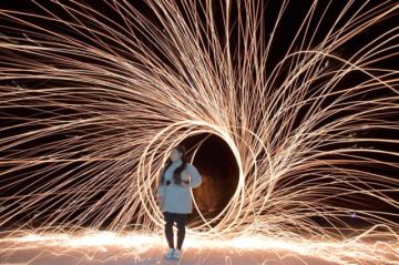 Los turistas se toman increibles fotografías de noche.