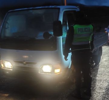 Los policías en plena búsqueda de los evadidos.