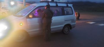 Los policías en plena búsqueda de los evadidos.