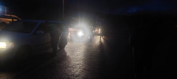 Los policías en plena búsqueda de los evadidos.