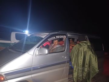 Los policías en plena búsqueda de los evadidos.