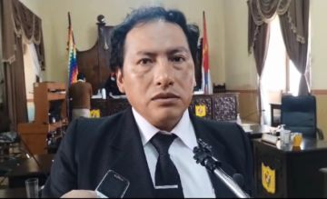 Asume nuevo concejal que reemplaza a Mayra Churata