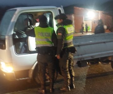 Los policías en plena búsqueda de los evadidos.