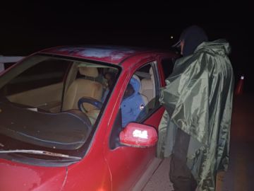 Los policías en plena búsqueda de los evadidos.