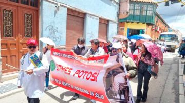 Marcha de profesionales en salud le dice no a la "jubilación forzosa"