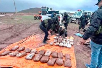 Hallan droga en camioneta que fue arrastrada por río