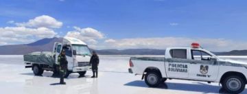 Policía en Potosí rescata a personas del medio del Salar de Uyuni
