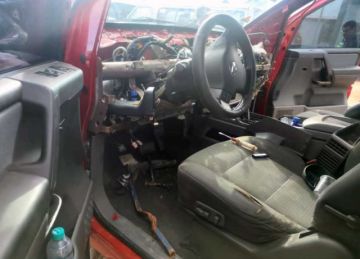 Encuentran droga en doble fondo de una camioneta