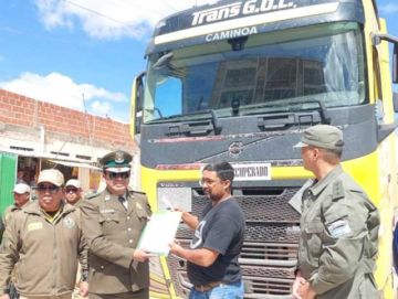 Policía devuelve vehículo robado a su dueño