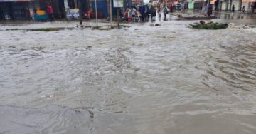 Muere un trabajador mientras  buscaba desaguar  inundación en La Paz
