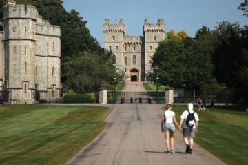 Dos personas pasean por los alrededores del Palacio de Windsor, en el Reino Unido, en una imagen de archivo. 