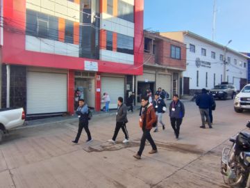 Los voluntarios acudieron a las unidades educativas a recoger su material para iniciar su trabajo.