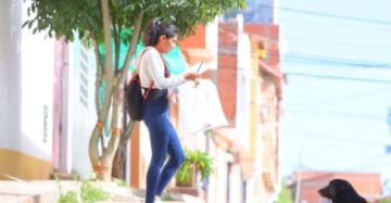 Censista voluntaria ayuda a mujer en trabajo de parto en El Alto