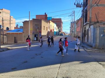 Los voluntarios acudieron a las unidades educativas a recoger su material para iniciar su trabajo.