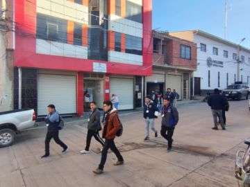 Los voluntarios acudieron a las unidades educativas a recoger su material para iniciar su trabajo.