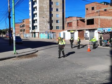 Los voluntarios acudieron a las unidades educativas a recoger su material para iniciar su trabajo.