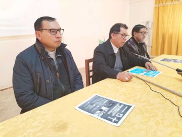 Monseñor Renán Aguilera (c) invitó a la población a participar de las celebraciones de esta semana.