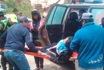 Auxilian a dos embarazadas  entre lamentos de dolor