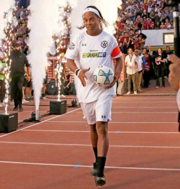 Ronaldinho y grandes leyendas se juntaron