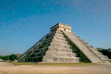 El fenómeno de la serpiente lunar ilumina Chichén Itzá