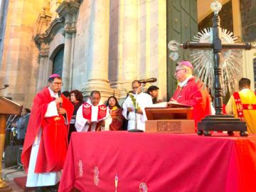 Monseñor Renán Aguilera y el Nuncio Apostólico en Bolivia.
