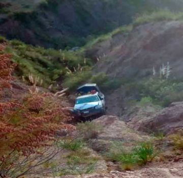 Camioneta del INE se embarranca cuando iba a recoger cajas censales
