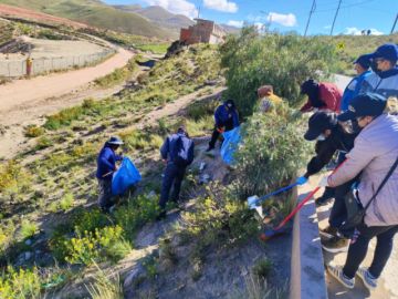 La alcaldesa interina Mayra Churata participa de la actividad que busca tener los accesos a la ciudad limpios, dada la cercanía de las fechas cívicas.