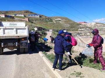 La alcaldesa interina Mayra Churata participa de la actividad que busca tener los accesos a la ciudad limpios, dada la cercanía de las fechas cívicas.