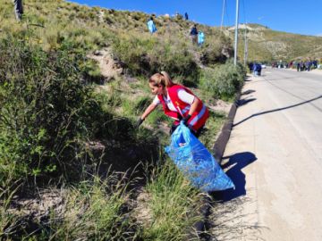 La alcaldesa interina Mayra Churata participa de la actividad que busca tener los accesos a la ciudad limpios, dada la cercanía de las fechas cívicas.