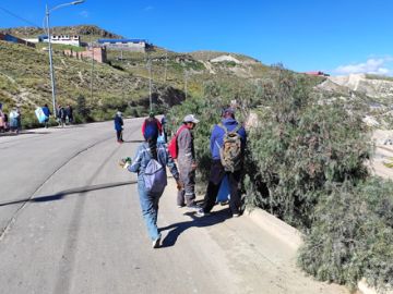 La alcaldesa interina Mayra Churata participa de la actividad que busca tener los accesos a la ciudad limpios, dada la cercanía de las fechas cívicas.